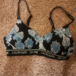 NEW Victoria Secret Bra size small, VS lightly lined Bra excellent